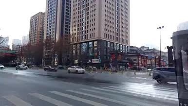 城市十字街道人来人往车水马龙延时视频的预览图